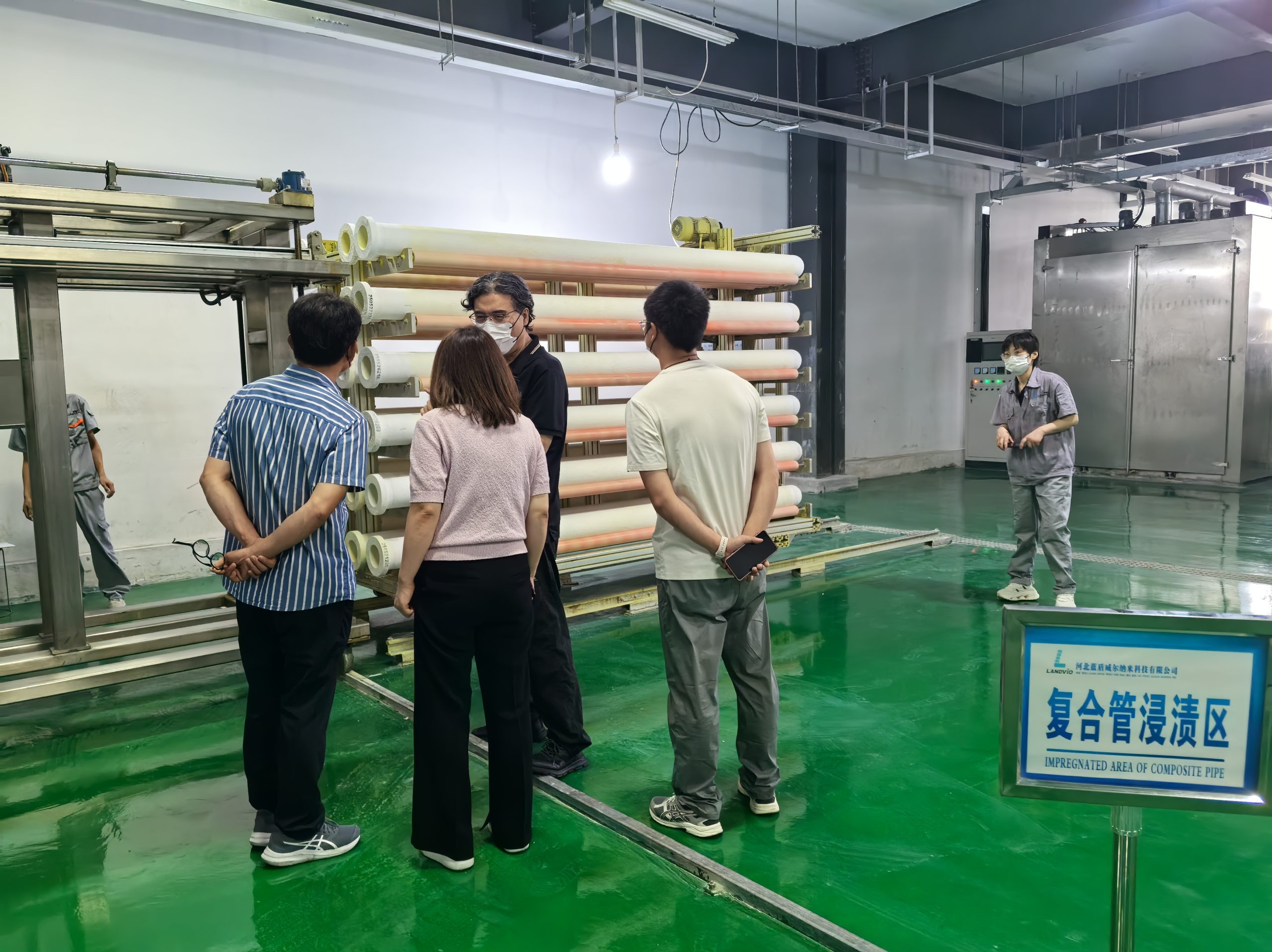 國際客戶參觀中天威爾陶瓷催化濾管納米浸漬車間